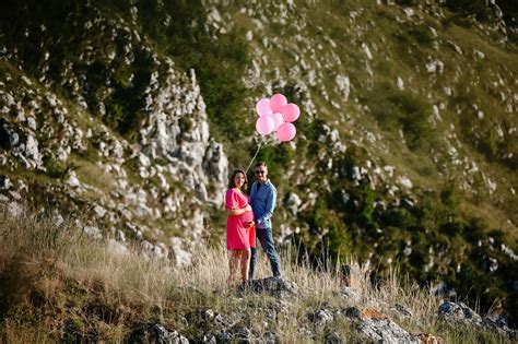 Ședință foto maternitate în natură, lângă un lac