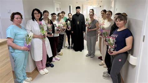 Fotografie din sala de operații și coroanele de flori la Maternitatea Buzău