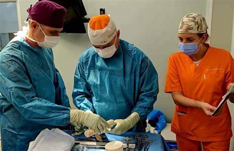 Imaginea unei operații de naștere și echipament de intervenție în distocia