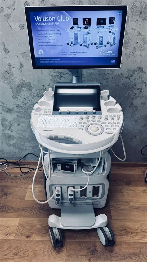 Imagine ecograf Voluson 8 și spațiu clinic modern