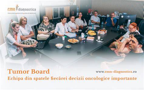 Grup multidisciplinar discutând cazuri oncologice într-un Tumor Board modern