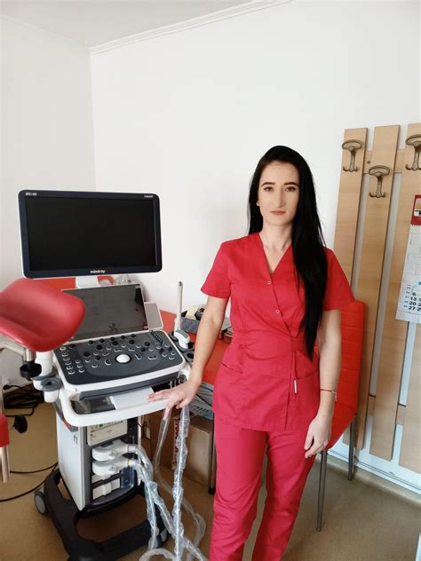 Echipa medicală la lucru într-un cabinet ginecologic