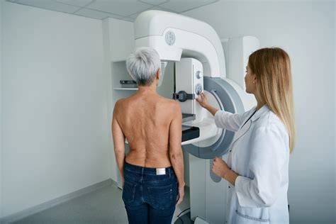 Infografic despre tipuri de teste de screening: mamografie, Pap test/HPV, colonoscopie, LDCT