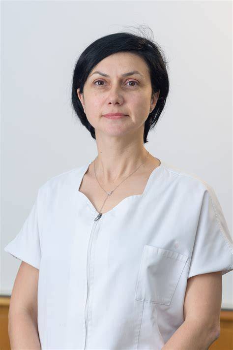 Portret al dr. Daniela Popescu în timpul activității clinice