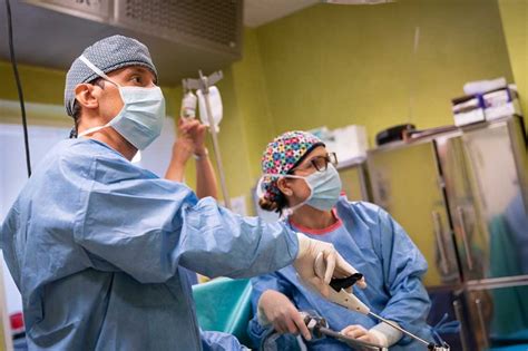 Ilustrație a miomectomiei laparoscopice