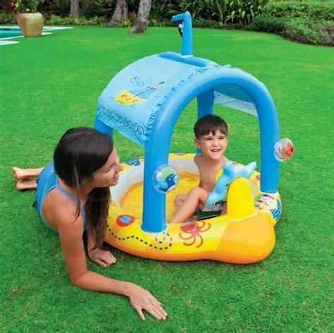 bebelus in piscina cu instructor