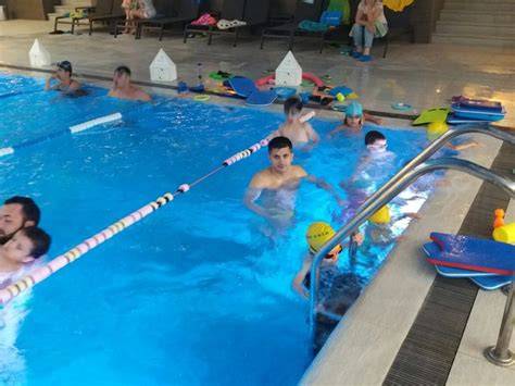echipa instructori in piscina