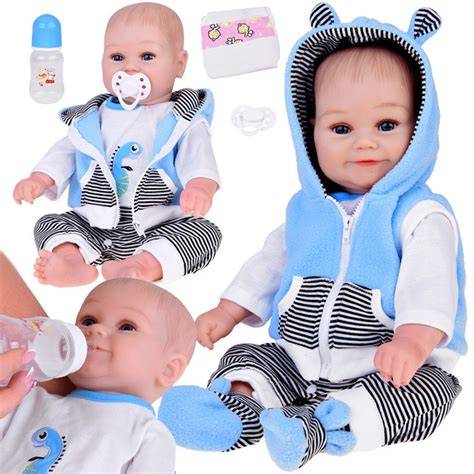 Imagine de ansamblu a papusii Bebe Lingurita cu accesorii incluse