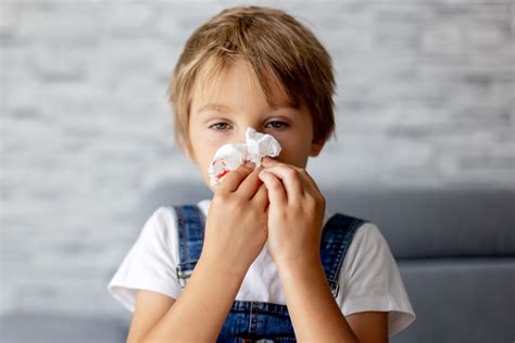 Copil cu simptome de răceală