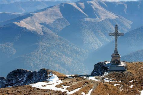 Vedere spre Crucea Caraiman de pe Platoul Bucegi