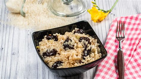 Bebeluș explorând diferite texturi de mâncare