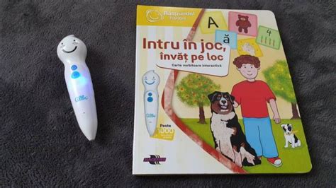 Copii jucându-se cu creionul vorbitor și cartea interactivă