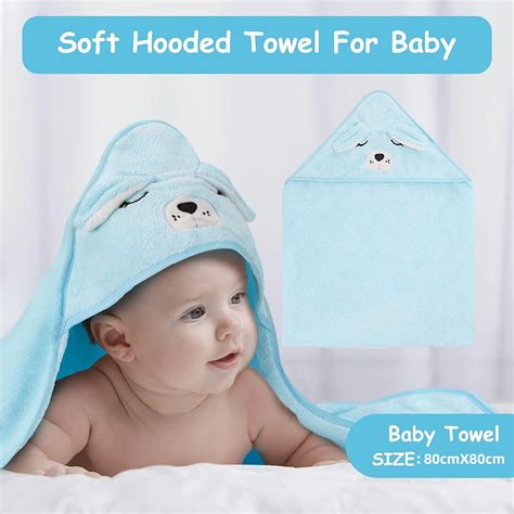 Bebeluș învelit în prosop cu capison după baie