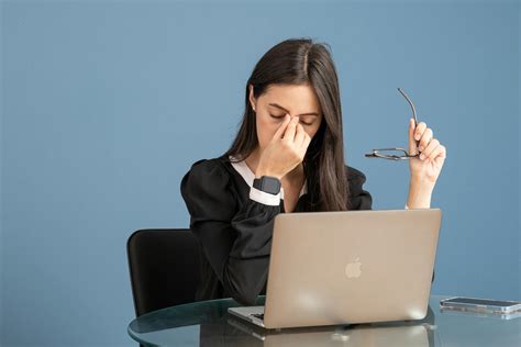 Femeie însărcinată la birou cu un ecuson de risc