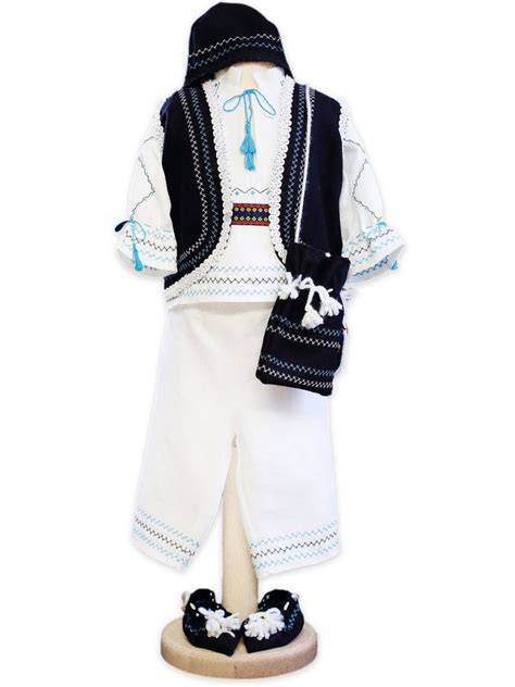 Infografic: Componentele unui costum botez popular (rochie, brau, traista, clop, opinci)