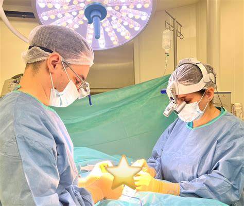 diagrafie intimă a echipei medicale în sala de operații