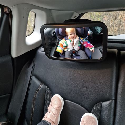 copil îmbrăcat confortabil în mașină