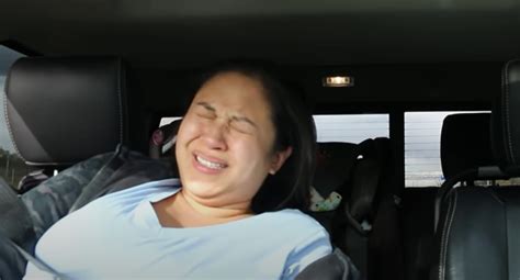 mamă liniștind bebelușul în mașină