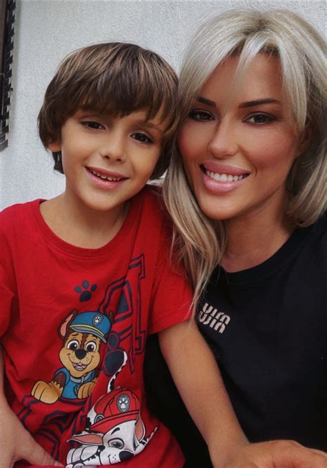 Ilustrație cu un părinte obosit și un bebeluș agitat