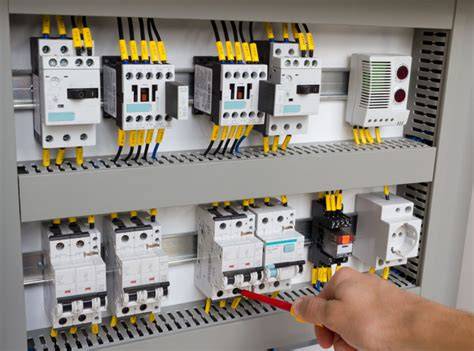 Infografica: comparatie tipuri doze si canale in instalatii electrice IP55