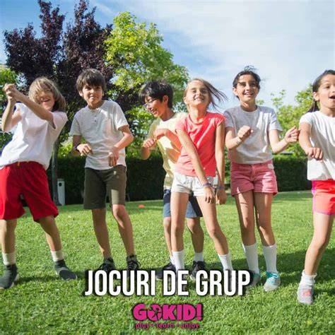Imagine: copii în activități de grup