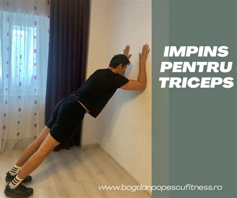 Femeie însărcinată în poziția pe spate cu șoldurile ridicate