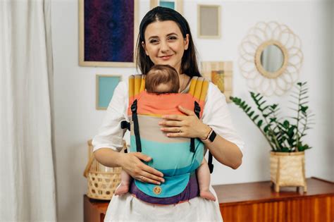 Ilustrație a unui bebeluș purtat într-un marsupiu ergonomic