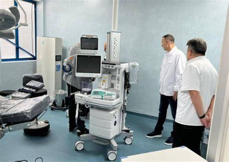 Imagine: Dr. Mihoci în consultatie, spatiu modern, echipamente de ultimă generație