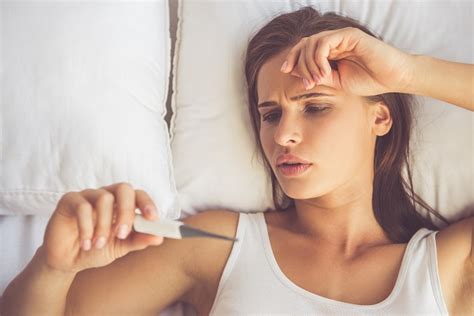 Femeie măsurându-și temperatura bazală