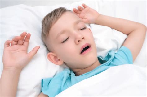 Copil care respiră pe gură deschisă