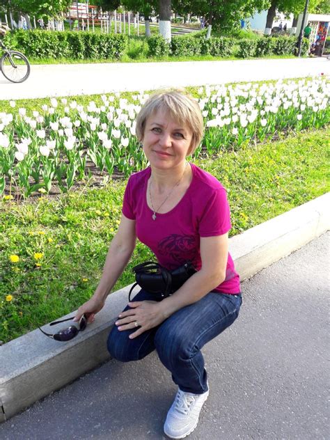 Femeie care studiază și are grijă de copil