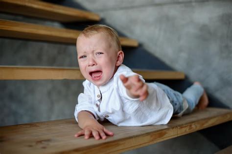 copil sugar care plange