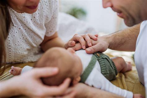 Infografic cu limitele de venituri permise în timpul concediului de creștere a copilului