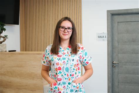 Echipa medicală zâmbitoare la cabinetul pediatric