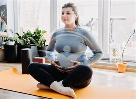 Imagine cu exercitii recomandate in sarcina: mers, inot, yoga, Kegel, planseu pelvin