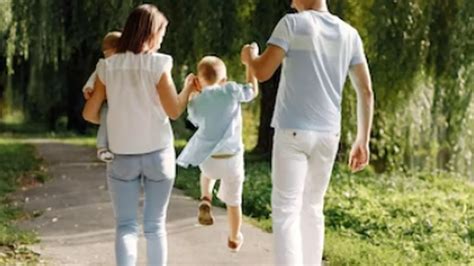 Tatăl alături de copil în timpul concediului de creștere