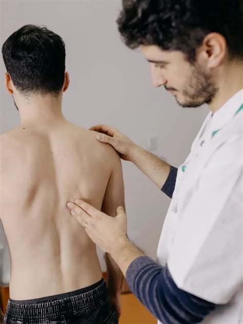 Specialist medical examinând un pacient