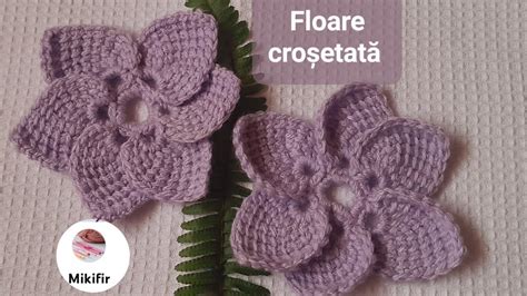 floare croșetată atașată la o căciuliță