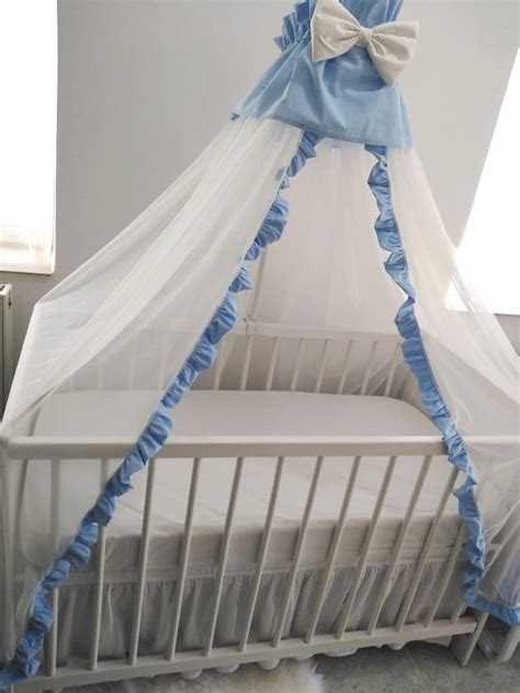 Design interior dormitor bebelus cu patut si baldachin