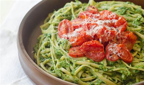 Bebeluș mâncând paste cu spanac