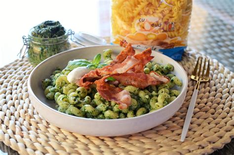 Farfurie cu paste și sos de spanac pentru copii