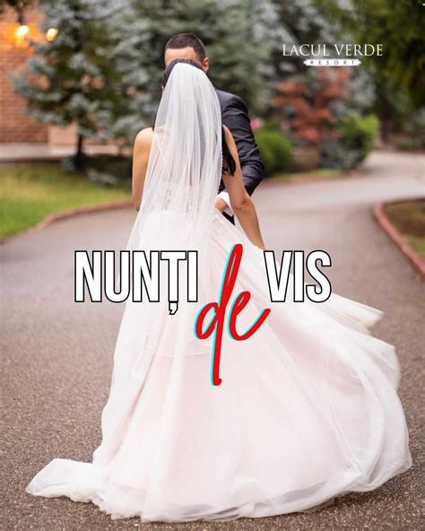 Copil care se ridică în picioare în pătuț