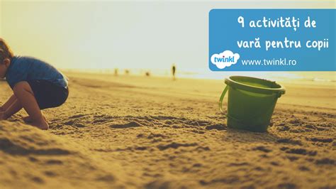 Copii bucurându-se de vară la plajă