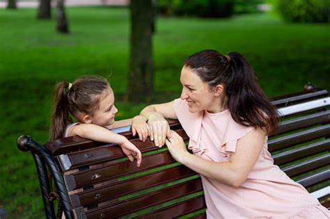 Fotografie cu o mamă fericită ținându-și nou-născutul