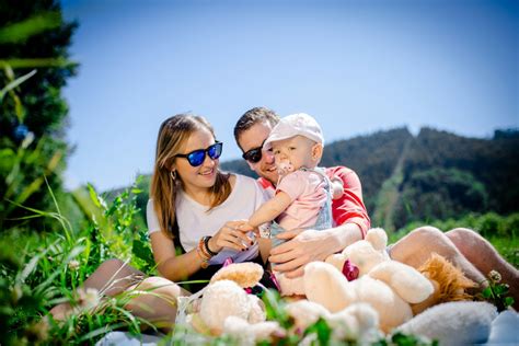 Fotografie cu o familie fericită după naștere