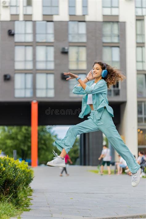 Copil ascultând muzică