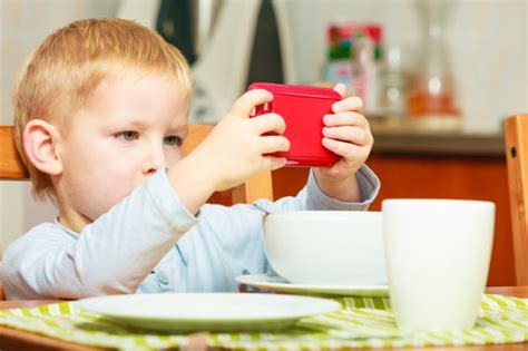 copil mancand la masa