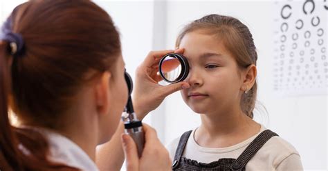 Copil care face un control oftalmologic