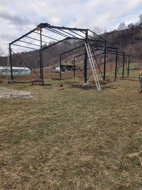Imagine: Configurație tipică hală metalică cu structuri din oțel, stâlpișori, diafragme, acoperiș