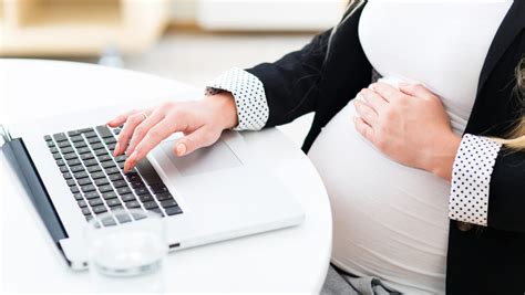 Femeie anuntand sarcina angajatorului